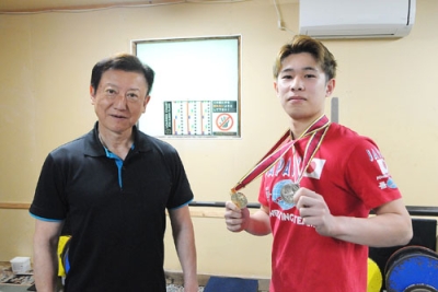 写真：全道１位の活躍を川越代表（左）に報告した合田さん