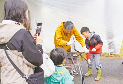 写真：せんべい焼きを体験する参加者