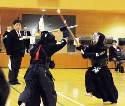写真：１本を狙い果敢に攻める剣士＝高学年の部決勝