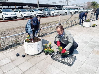 写真：ＪＲ東室蘭駅東口・バス停前広場の花壇整備と清掃活動を行う室蘭東ライオンズクラブのメンバー