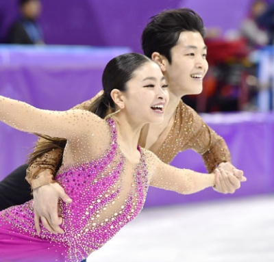 写真：平昌五輪で演技する米国のマイア・シブタニ（手前）、アレックス・シブタニ組＝２０１８年２月、江陵（共同）
