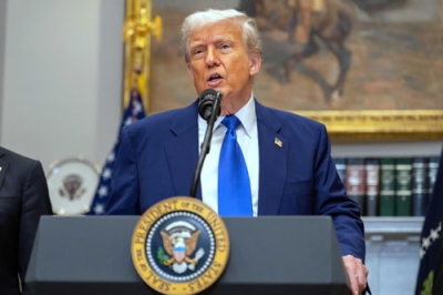 写真：１２日、米ワシントンのホワイトハウスで記者の質問に答えるトランプ大統領（ＡＰ＝共同）