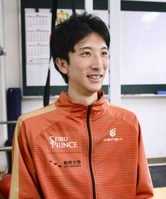 写真：取材に応じる陸上男子走り高跳びの赤松諒一＝４月、岐阜市