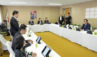写真：自民党の政調審議会で発言する小野寺政調会長（左手前から３人目）。右端は長坂康正厚労部会長＝１３日午前、東京・永田町の党本部