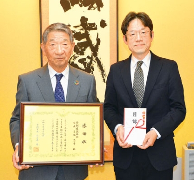 写真：図書購入費を寄付した草塩会長（左）と感謝状を贈った千葉副市長