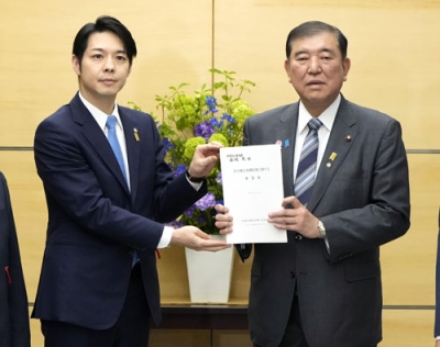 写真：鈴木直道知事（左）から北方領土返還促進に関する要望書を受け取る石破首相＝１３日午前、首相官邸