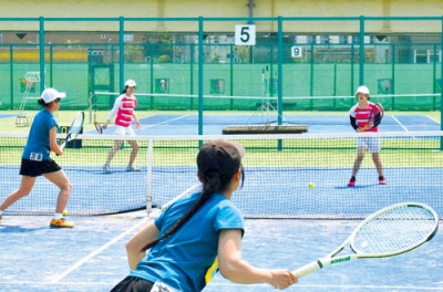 写真：熱いラリーを繰り広げる女子団体の選手