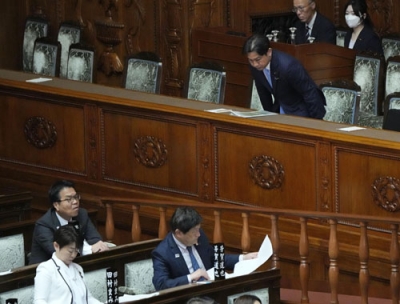 写真：参院本会議で一般用医薬品の販売制度を見直す医薬品医療機器法などの改正法が可決、成立し、一礼する福岡厚労相（右上）＝１４日午前