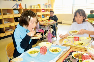 写真：牛丼を味わう萩野小の児童