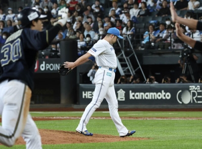 写真：８回、オリックス・広岡（手前）に逆転満塁本塁打を浴びた日本ハム・斎藤＝エスコンフィールド