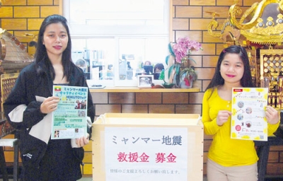 写真：ポスターを手にチャリティーイベントをＰＲする留学生