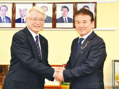 写真：これからの議会のかじ取りに向けて結束を誓う千田議長（右）と小栗副議長