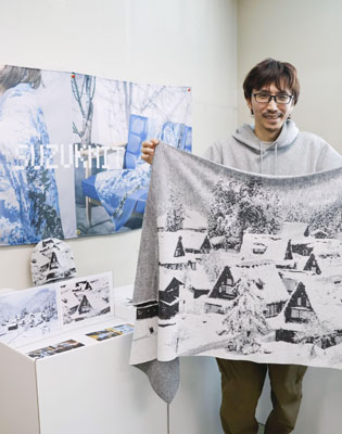 写真：富山県内の絶景を再現したブランケットを紹介するスズニットの長沢吉将さん