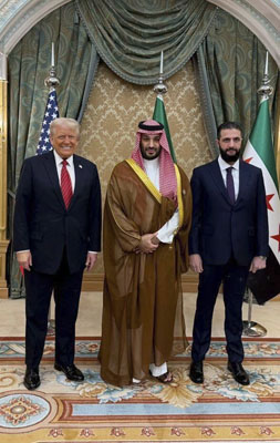写真：１４日、写真撮影に臨んだ（左から）トランプ米大統領、サウジアラビアのムハンマド皇太子、シリアのシャラア暫定大統領＝サウジの首都リヤド（シリア国営通信提供、ＡＰ＝共同）