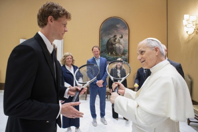 写真：１４日、バチカンで新ローマ教皇レオ１４世（右）と面会したテニスのヤニク・シナー選手（VATICAN MEDIA提供、ＡＰ＝共同）
