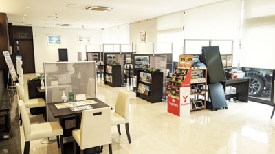 写真：広々とした店内とプライバシーに配慮した商談スペースを完備