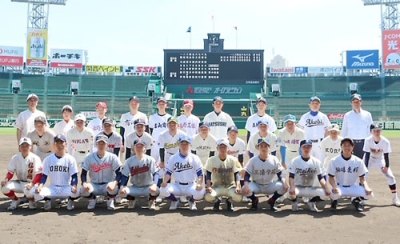 写真：甲子園球場で記念撮影する東日本選抜チーム。前列中央が尾崎選手（提供写真）