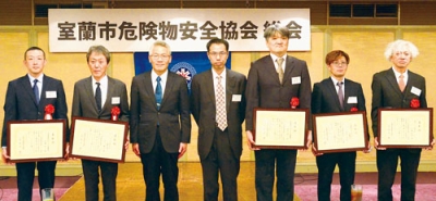 写真：表彰式に出席した５人と青木会長（左から３人目）