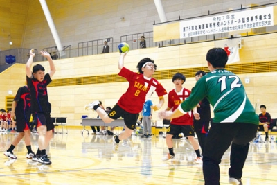 写真：【室栄－静内】果敢にシュートを放つ室蘭栄の選手（中央）