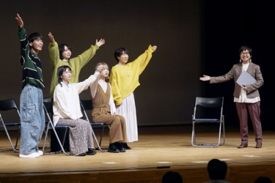 写真：「インクルーシブ教育」などをテーマにした「人業劇団ひらき座」の演劇の一場面＝３月、名古屋市