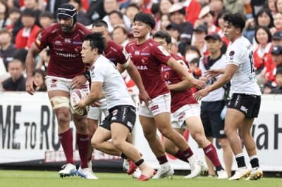 写真：ラグビーリーグワン１部のＢＬ東京戦で攻め込む横浜・石田（左から２人目）＝秩父宮