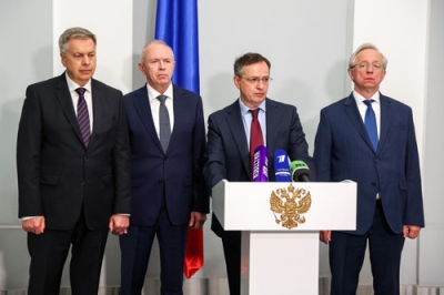 写真：１５日、メディアに向け発言するロシアのメジンスキー大統領補佐官（右から２人目）ら＝トルコ・イスタンブール（タス＝共同）