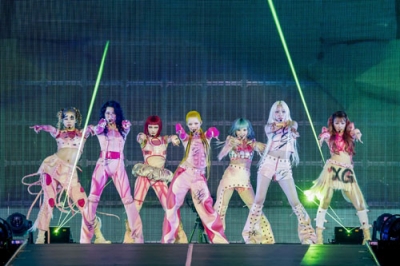 写真：東京ドームの舞台に立つＸＧの（左から）ＨＡＲＶＥＹ、ＣＨＩＳＡ、ＪＵＲＩＮ、ＣＯＣＯＮＡ、ＨＩＮＡＴＡ、ＭＡＹＡ、ＪＵＲＩＡ