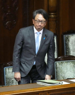 写真：参院本会議で「能動的サイバー防御」導入に向けた関連法案が可決、成立し、一礼する平サイバー安保相＝１６日午後