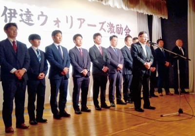 写真：壇上で伊達ウォリアーズの応援を呼びかける寿浅後援会長