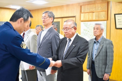 写真：委嘱状を受け取り、事故防止へ気持ちを新たにする伊達署管内の地域交通安全活動推進委員