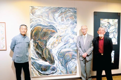 写真：「三人展」への来場を呼びかける工藤さん（右）、黒田さん（中央）、佐藤さん