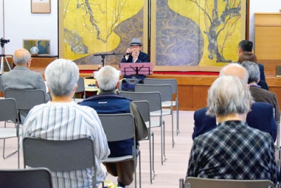 写真：桜まつりでハーモニカの音色を響かせる佐々木さん