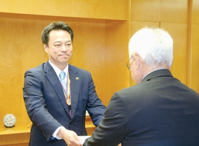 写真：松井議長に回答書を提出する金澤市長