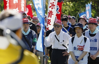 写真：「平和行進」の出発前に開かれた集会に参加する人たち＝１７日午前、沖縄県宜野湾市