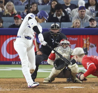 写真：エンゼルス戦の８回、３試合連続本塁打となる１６号ソロを放つドジャース・大谷。投手ゼファジャン＝ロサンゼルス（共同）