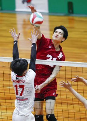 写真：全日本選抜大会男子の富士通戦でスパイクを放つ早大の川野琢磨＝５月、Ａｓｕｅアリーナ大阪