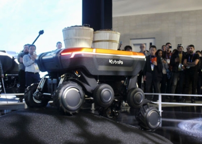 写真：クボタがＣＥＳに出展した、傾斜地でも荷台部分を水平に保てる小型車両「ＫＡＴＲ」＝１月、米ラスベガス（共同）