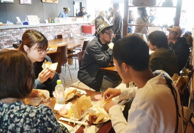 写真：ゲストハウス赤と青でフィッシュ＆チップスなどを味わう来場者