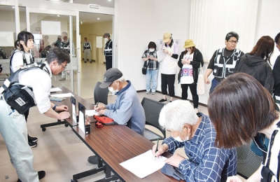写真：避難所受け付けを行う参加者
