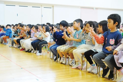写真：宮武さんから手話を学ぶ園児