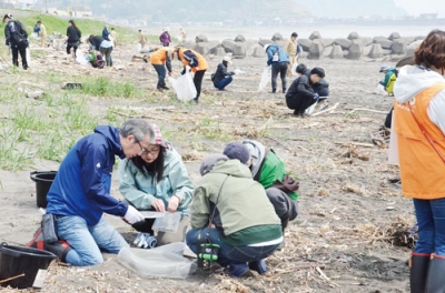 写真：２００人が参加して海岸の清掃に取り組む