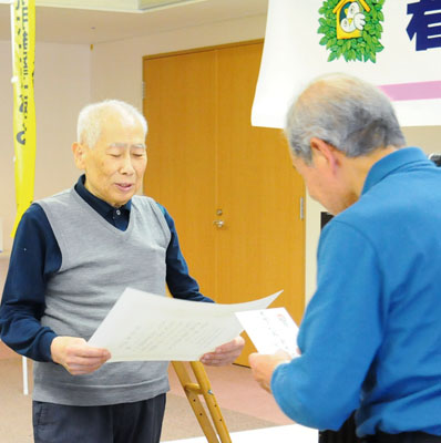 写真：増岡代表から室蘭平和賞の表彰状を受け取る田中代表