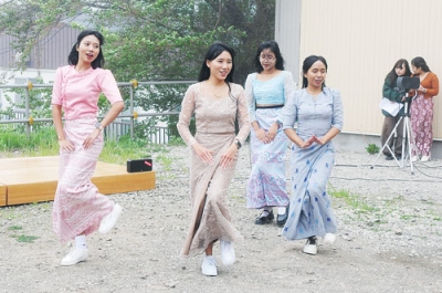 写真：ミャンマーの伝統的な踊りを披露する留学生たち