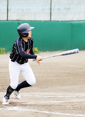 写真：【鷲別ランナーズ－富岸ファイターズ】二回、ランニングホームランを放つ富岸・安達＝中島公園野球場