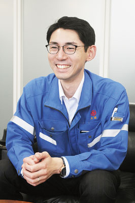 写真：「さまざまな船や貨物にも対応できるようになりたい」と意気込む上坂さん