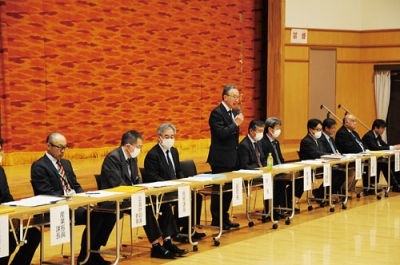 写真：自治会長会議であいさつする田鍋町長