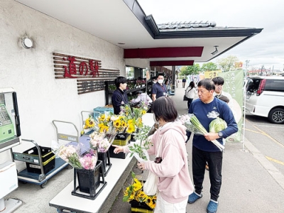 写真：店内外ともににぎわった物産館まつり
