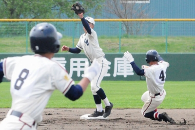 写真：【苫中央－大谷室蘭】大谷室蘭は五回１死１塁、工藤希の犠打が投前に転がる併殺打となり好機を逃した