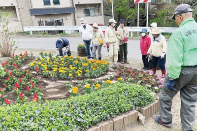 写真：花植え作業に汗を流した山手町見晴町会の会員