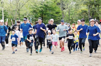 写真：親子で走る参加者たち